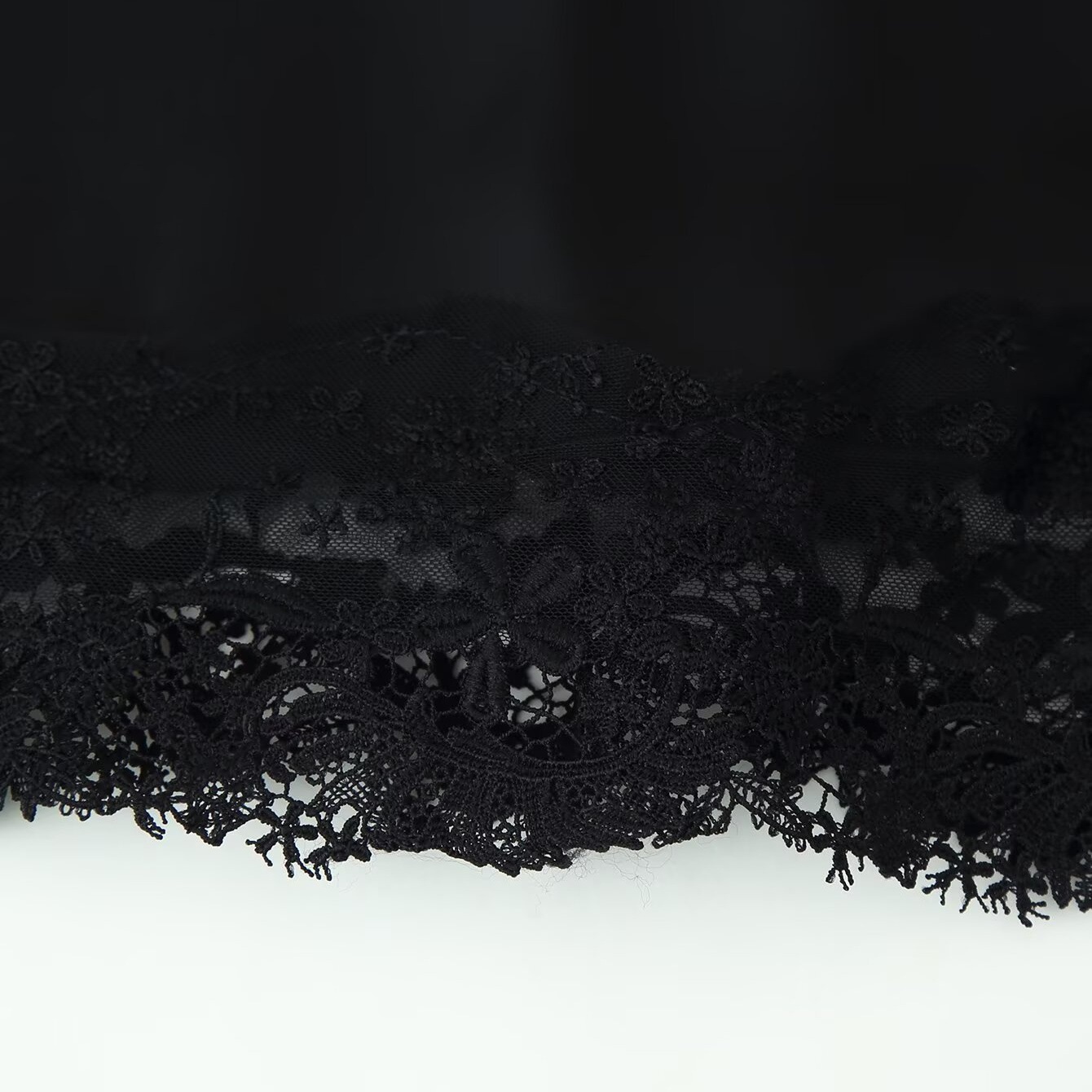 GraceChic Collection Automne 2025 Nouvelle Mode Européenne et Américaine Ensemble de Lingerie Femme en Satin de Soie Texturé Haut et Short_voghion.com