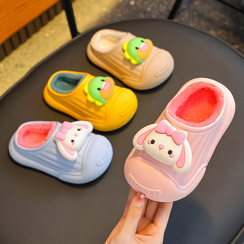 Otoño y invierno zapatillas de algodón para niños, niños y niñas, calentamiento de terciopelo impermeable para el hogar, bolsas de bebés, zapatos de talón de algodón para niños pequeños y medianos