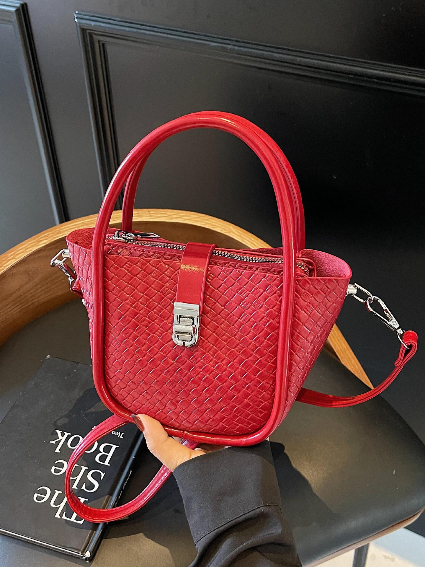 Tejiendo una tendencia de nicho, bolsa de canasta de verduras, mujer 2025, nuevo estilo de comercio exterior, bolso de mensajero de un solo hombro de alta gama de verano