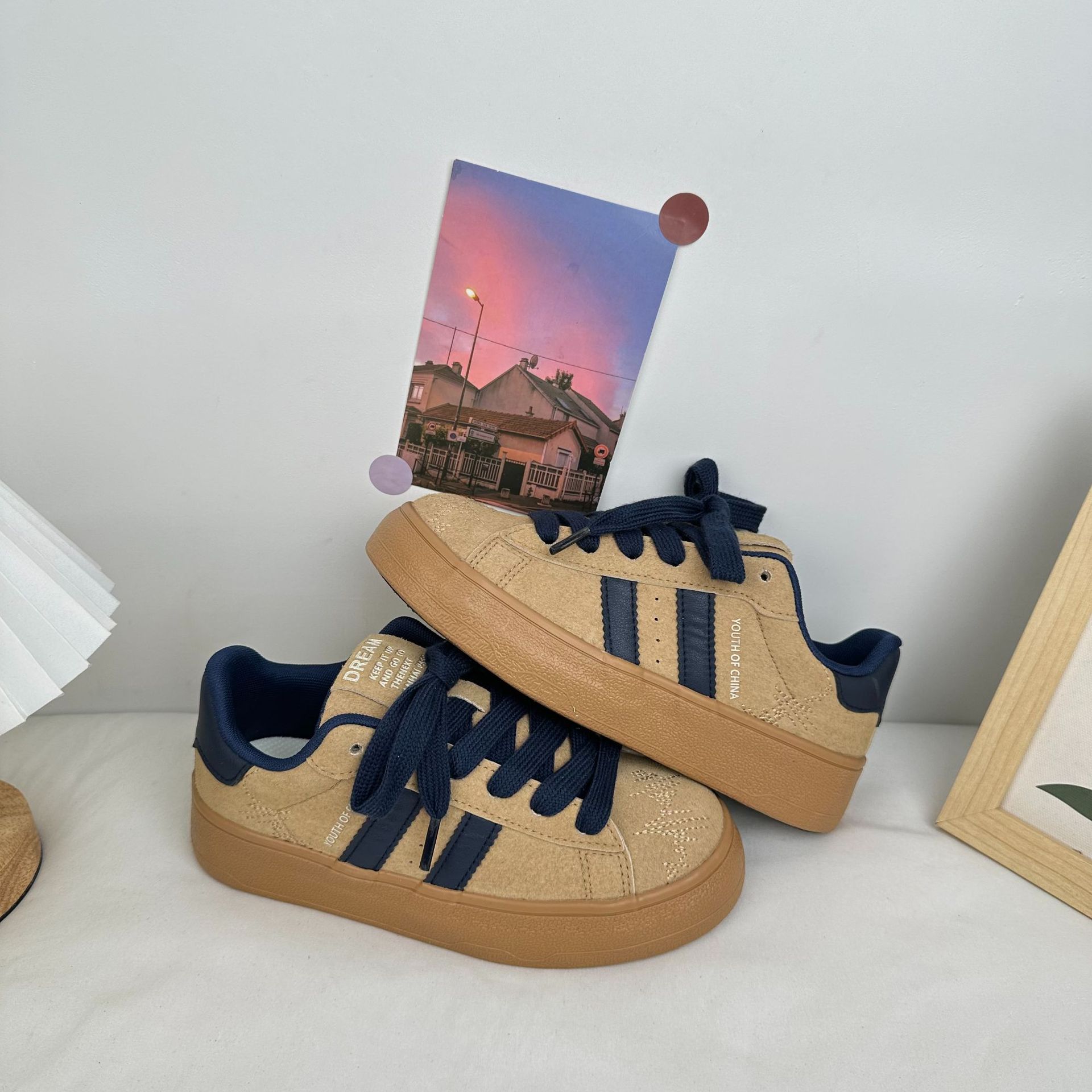 Yuanbo versión coreana de pequeños zapatos blancos zapatos de cuero para mujer zapatos de lona arco iris 2024 nuevos zapatos casuales de todo fósforo para el cabello