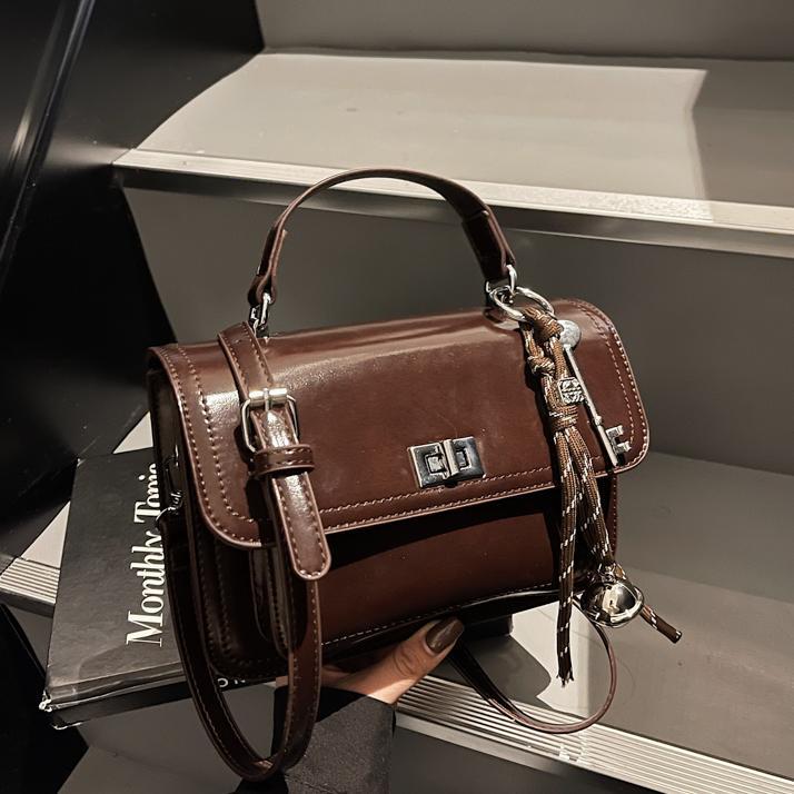 Bolsa de mano pequeña para mujeres 2024 nuevo estilo de piel de cera de aceite retro bolso de viaje de color sólido simple ocio de alta sensación bolso de mochila