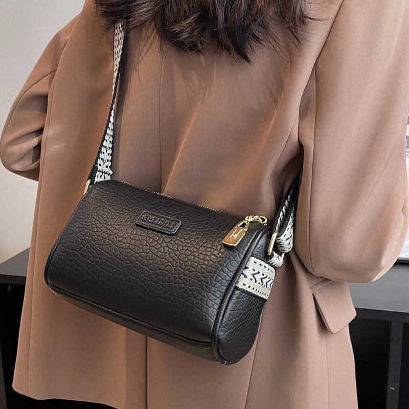 2024 Nuova borsa piccola popolare per le donne in autunno e inverno, borsa a tracolla a banda larga alla moda versatile, borsa a cuscino rossa Internet_voghion.com