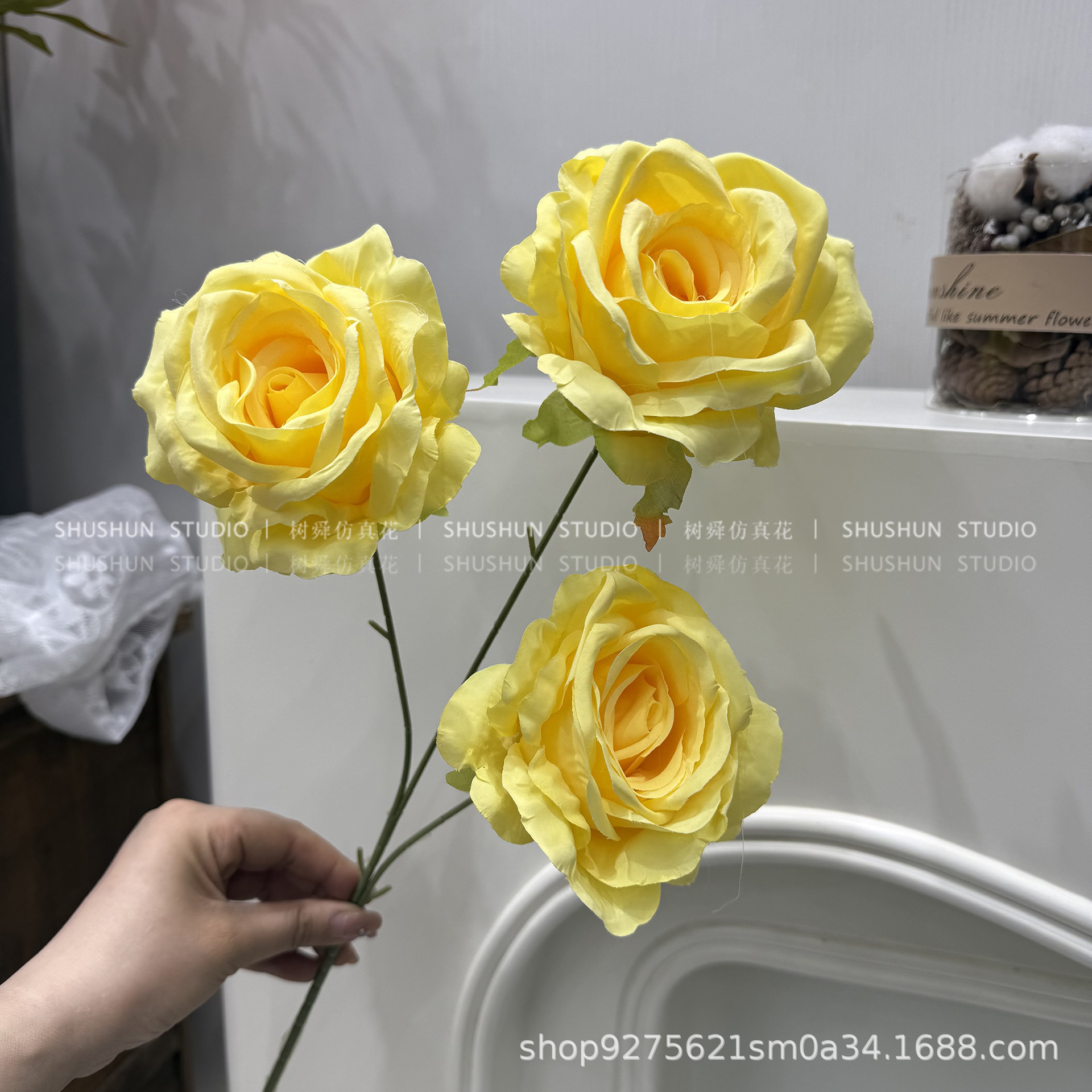 큰 털이 장미 3송이