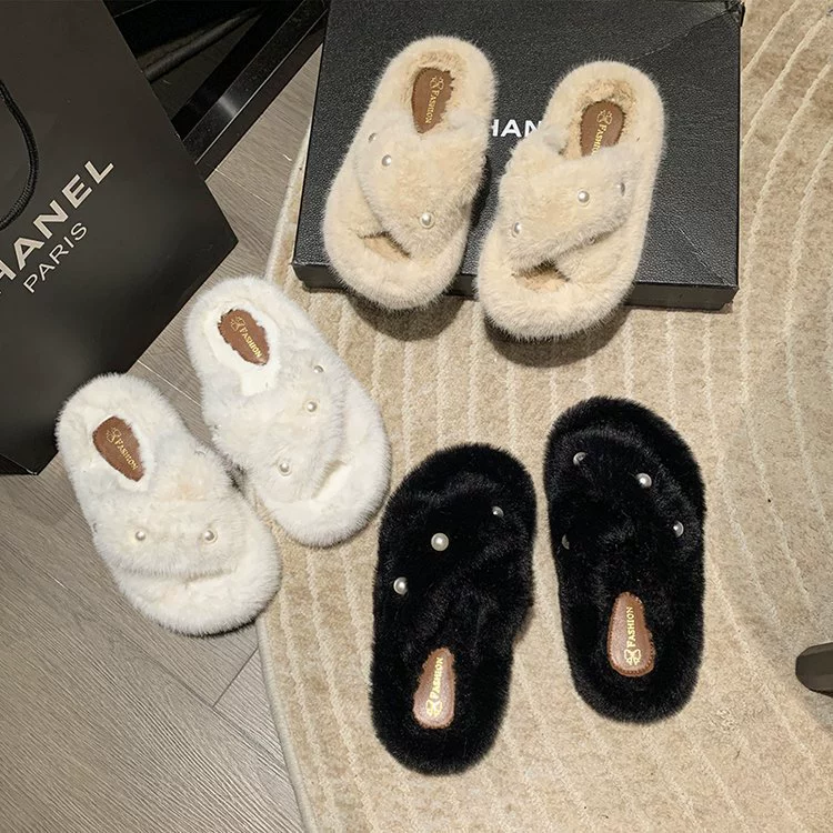 Модные женские тапочки с жемчужным декором и меховой отделкой, подходят для ношения на улице, новинка осени-зимы 2024, в корейском стиле, удобные сандалии на толстой подошве.