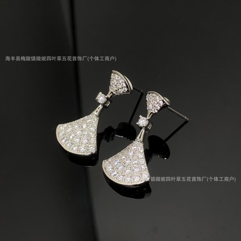 V ゴールド スカート シェイプ イヤリング レディース 18K ローズゴールドメッキ ダイヤモンドとマザーオブパール カーネリアン シェイプ イヤリング|undefined