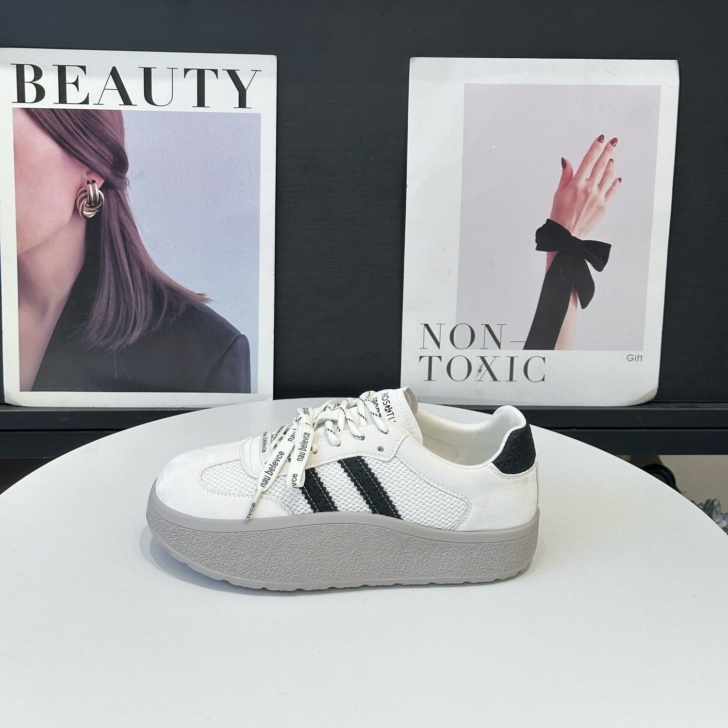Zapatos de entrenamiento de base plana para mujeres 2026 nuevos zapatos deportivos casuales transpirables de malla con suela gruesa y altura blanca pequeña zapatos