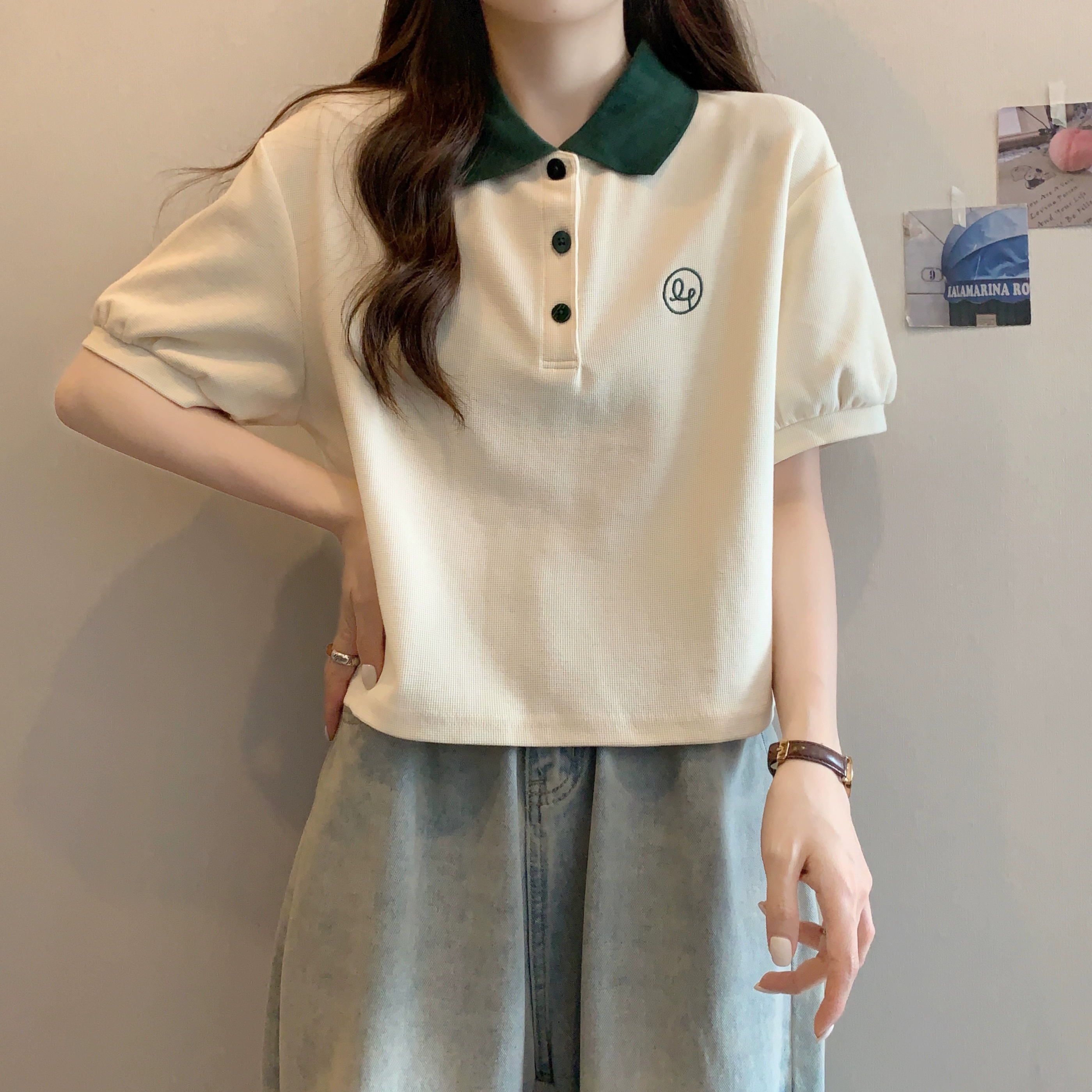 Женская футболка с короткими рукавами на правое плечо, лето 2025, новинка вафельного контрастного цвета, слегка толстый свободный короткий топ-поло