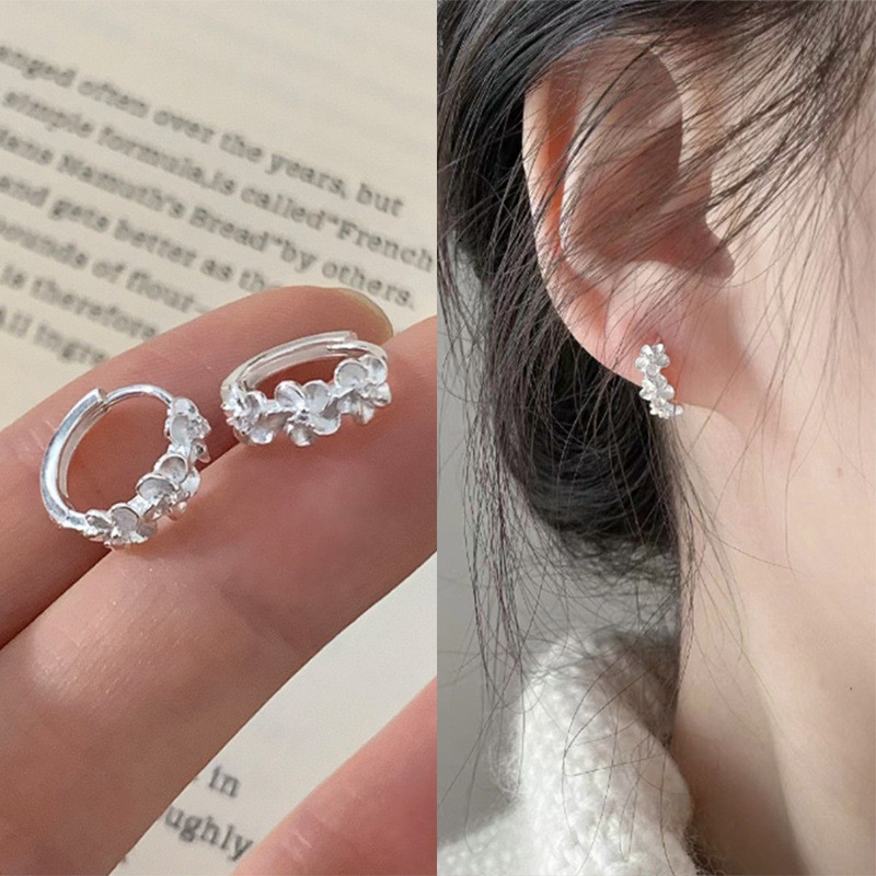 Pendientes de aro lisos para mujer, lujo ligero, pendientes de alta gama, pendientes populares, aretes de diseño exclusivo, aretes de otoño e invierno al por mayor