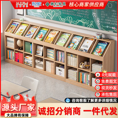 本棚の棚が床に落ちて展示されています。
