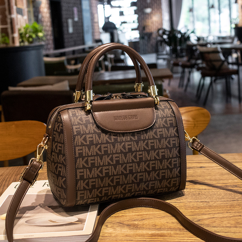 女性のための MK バッグを購入 2024 新しいトレンディなボストン枕バッグ本革ハンドバッグ多用途ショルダークロスボディ女性のバッグ