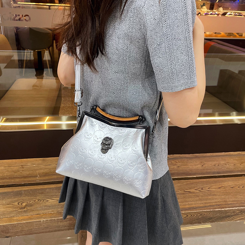包包手提夹子包女2026新款单肩包斜挎包骷髅图案个性热销女包
