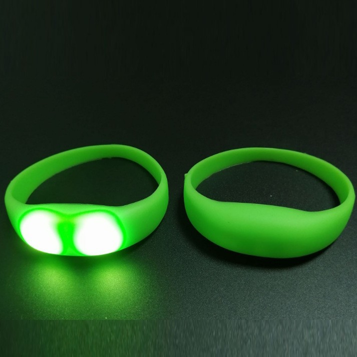 Pulseras luminosas controladas por voz Reunión Anual de Empresas Lotería Control de voz Respuesta Pulseras de teclas luminosas Concert Atmosfera de bar