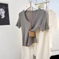 U襟の肩の半袖のニットの女性の春の2025新型のデザイン感の小さい大衆の短いタイプのtシャツの半袖の低い襟の上着