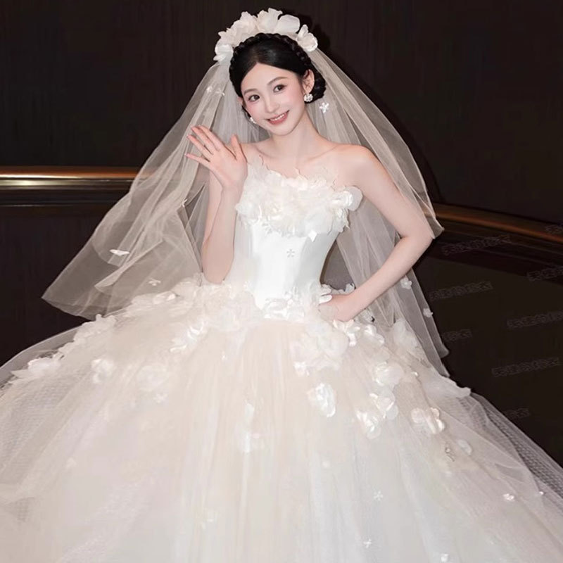 Plus-Size Wedding Dress, High-End New Style Bridal Gown with Floral Strapless Design and Train, Slimming Dress for Curvy Brides, Premium Quality Plus-Size Wedding Dress, High-End New Style Bridal Gown with Floral Strapless Design and Train, Slimming Dress for Curvy Brides, Premium Quality