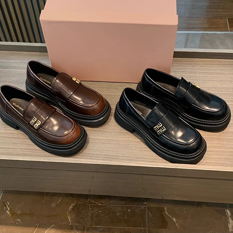 Nuevo estilo universitario de otoño y invierno de la uva madre Miao perezoso con un solo zapato de botón de metal Lefour zapatos de cuero para mujeres