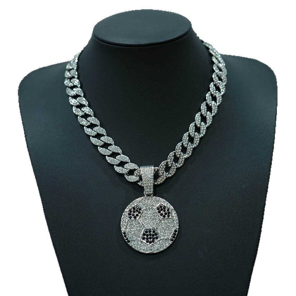 Europa y Estados Unidos venta caliente transfronteriza Copa del mundo lleno de diamantes fútbol aleación colgante cadena cubana para hombres collar joyería al por mayor image 6