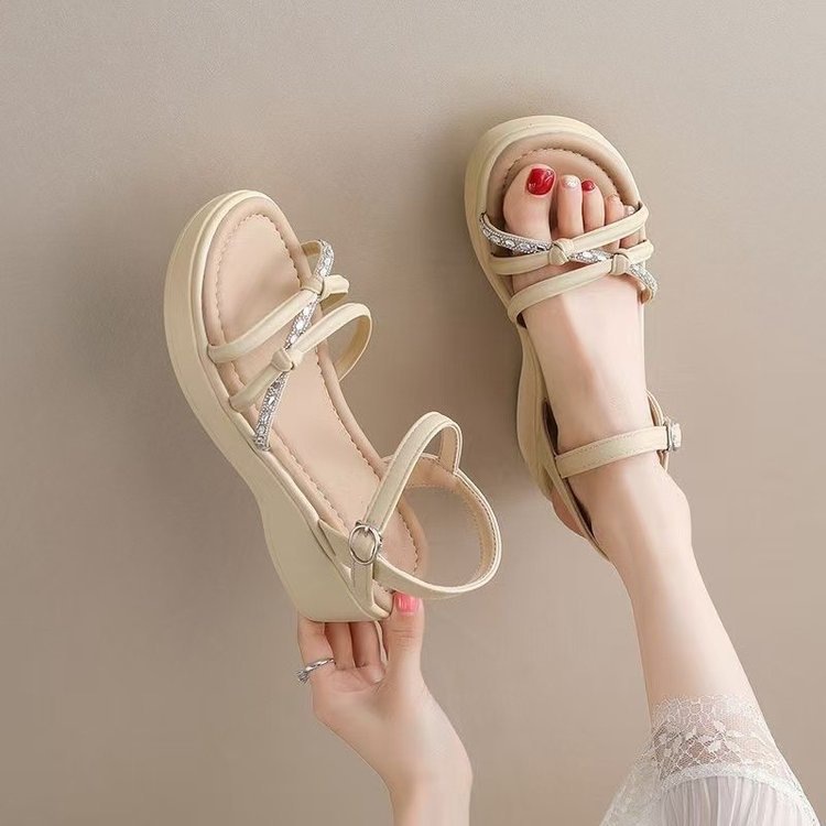 Sandalias de mujer verano 2026 nuevo estilo con falda un tipo de hebilla sandalias de fondo grueso sandalias de moda ligeras versátiles