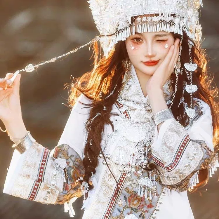 Весенне-летний новый стиль для девочек Miao, простая белая свежая одежда Miao Tujia, этническая фотография села Феникса Miao