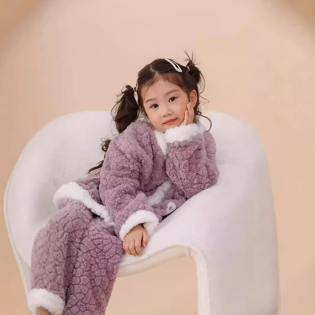 Nuevo estilo de ropa para el hogar para niños cardigan conjunto de pijama del tesoro para mujer nuevo traje de hombre de franela suelta de jacquard suave y ceroso de lana