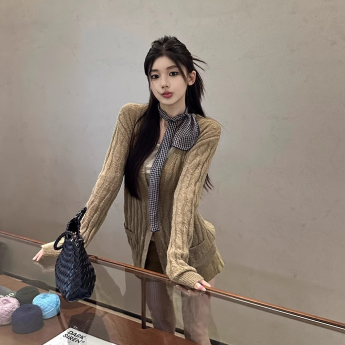 RHGD实拍  早秋韩系咖色系长袖针织毛衣开衫+卡其短裤+丝巾三件套|undefined