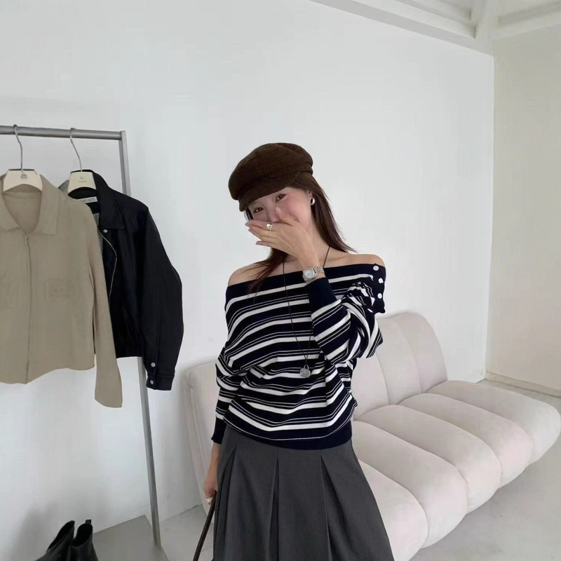 韩系小众！2025秋新款撞色条纹一字肩设计百搭显瘦套头针织衫女|undefined