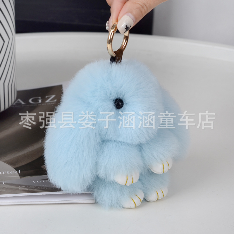 萌えウサギは死んだウサギのストラップを装っています。