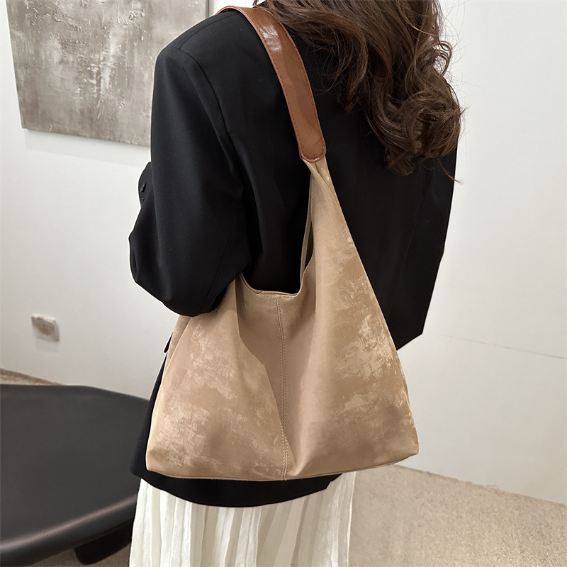 Bolso de brazo de gran capacidad para mujeres nuevo estilo 2025 primavera de moda bolso de mujer de viaje universal bolso de hombro de clase