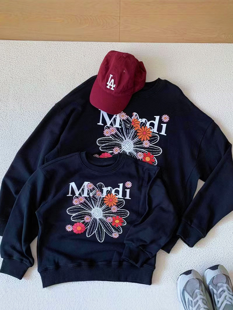 네이비 블루 컬러의 꽃 싱글 레이어