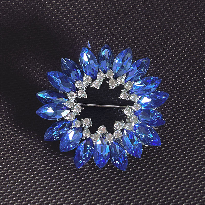 Vervaardigd met middeleeuws filigraan, barokke emaille bloemen, erfstukkristallen en art-deco lijnen. Een attent en elegant aandenken voor verjaardagen en jubilea._voghion.com