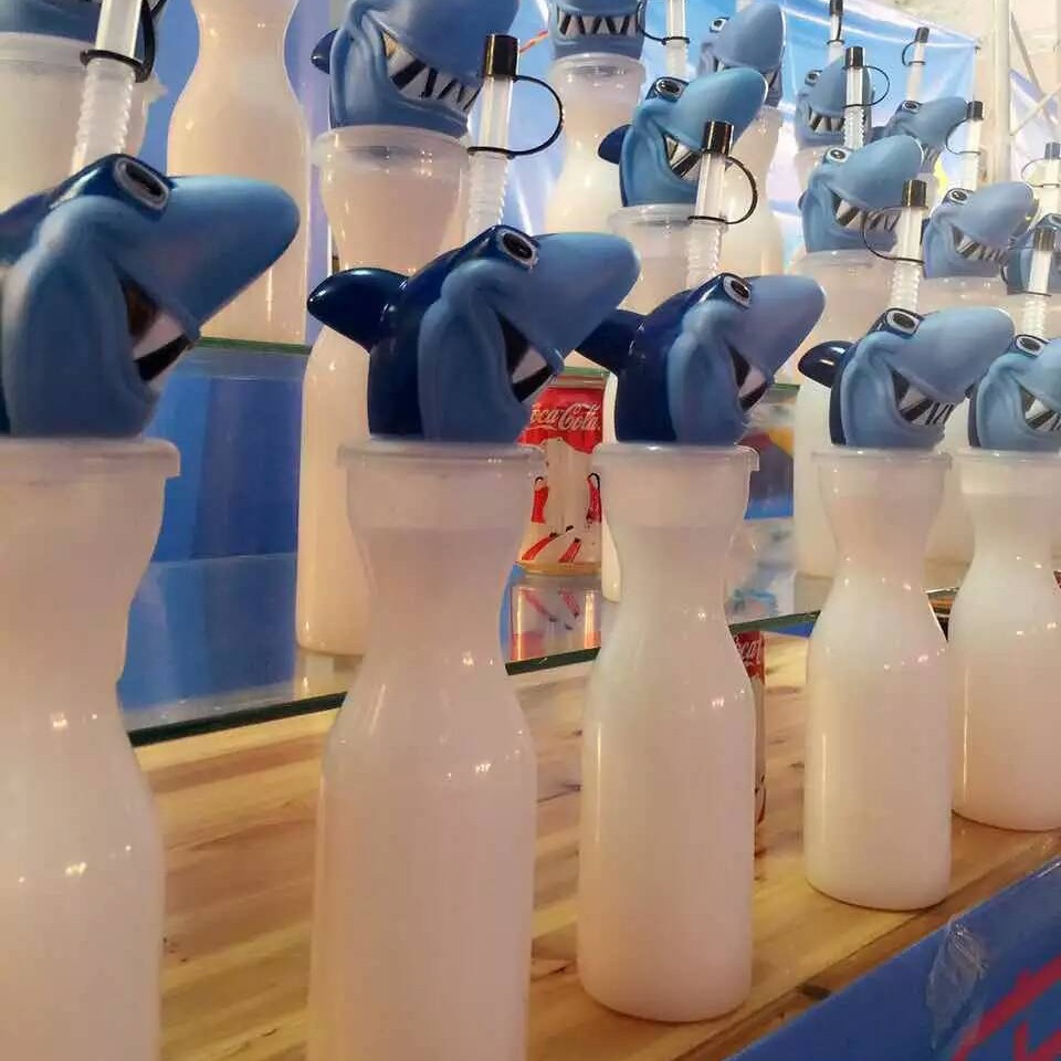 供应创意美食节一次性卡通鲨鱼水杯 yard glass 塑料动物奶茶杯