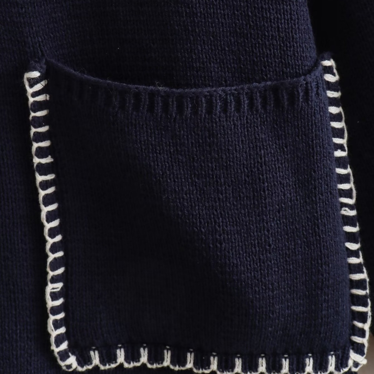 Women's 2023 autumn new item niche design V-neck decorative knitted sweater with stitching_voghion.com