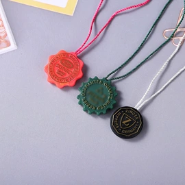 吊粒、吊牌;拉链头;洗唛、商标