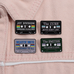 跨境新款冷淡風胸針配飾個性收音機磁帶造型潮流金屬裝飾扣針徽章