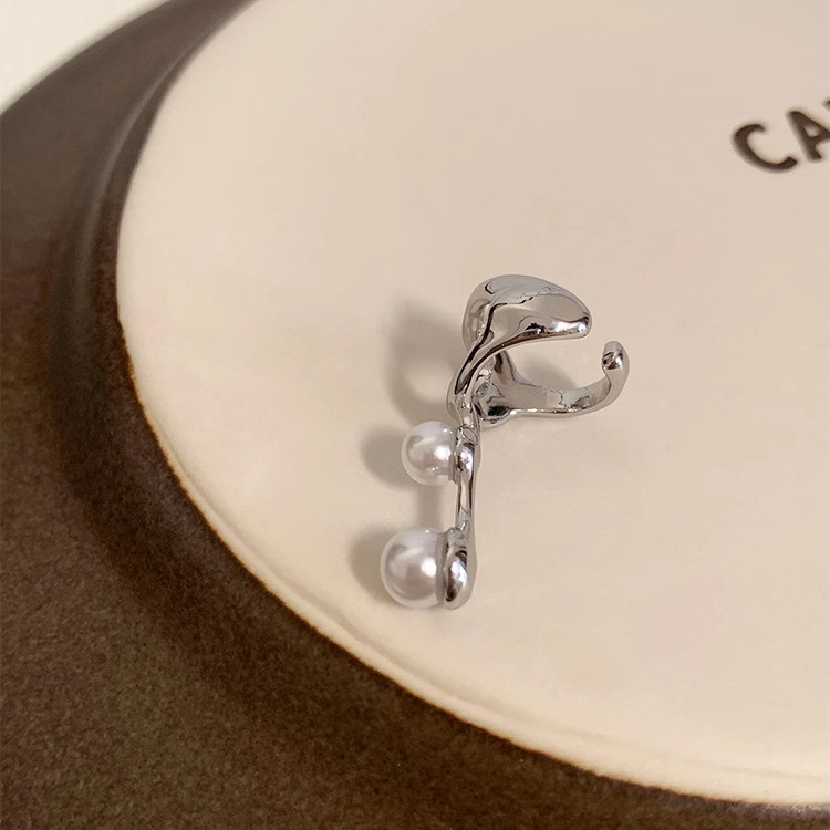 Los nuevos pendientes de perlas de agua dulce de Corea del Sur, pendientes mate minimalistas de metal, temperamento de moda, clips de pelo corto simples y versátiles