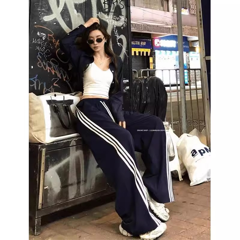 Pantalones deportivos casuales de mujer a rayas negras de la calle alta 2025 nuevo estilo de primavera y otoño sentido del diseño de tres barras pantalones anchos rectos