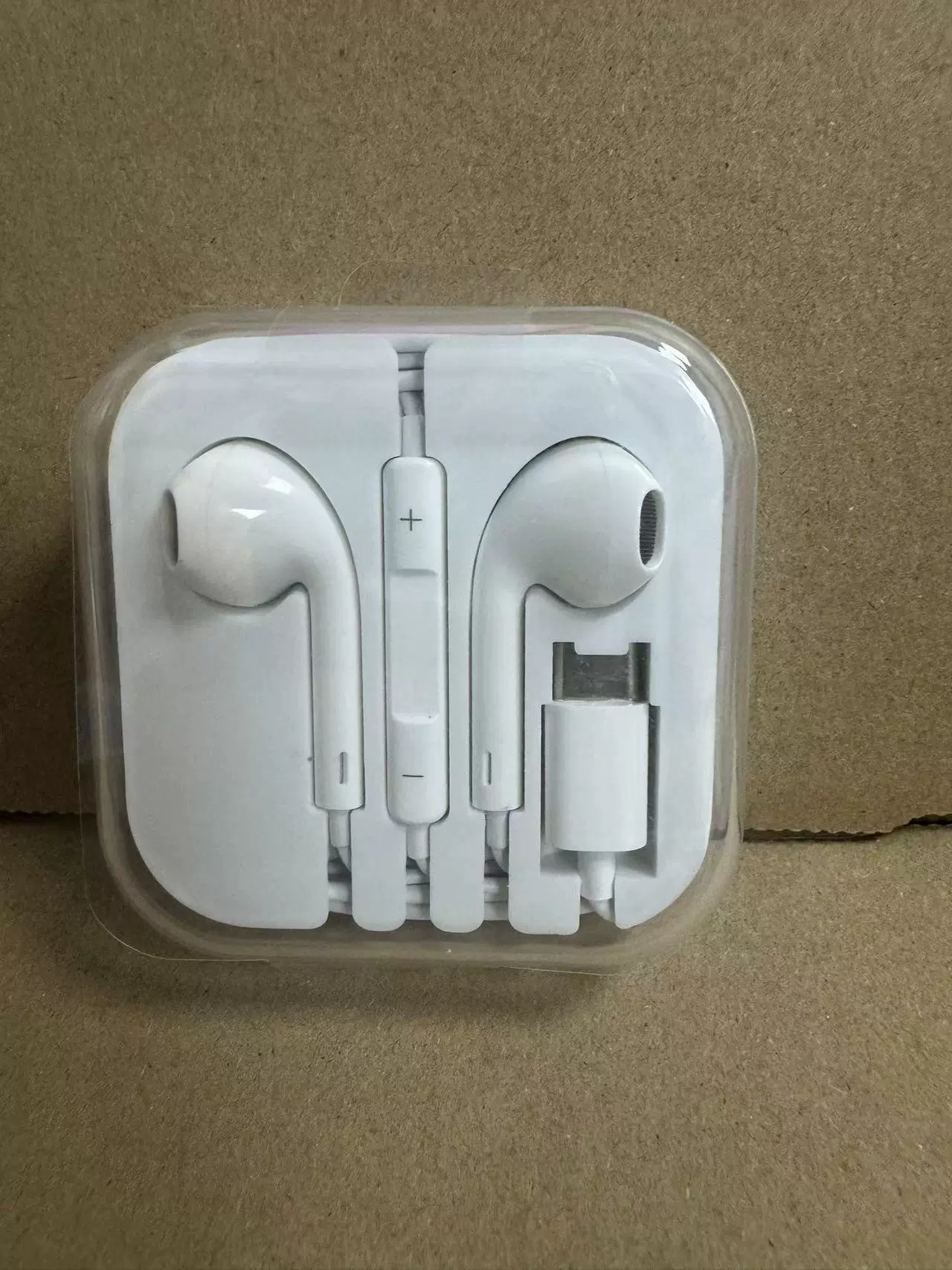 USB‑C наушники (Apple) совместимы с iPhone 15, кабель 1,2 м, встроенный микрофон, белые
