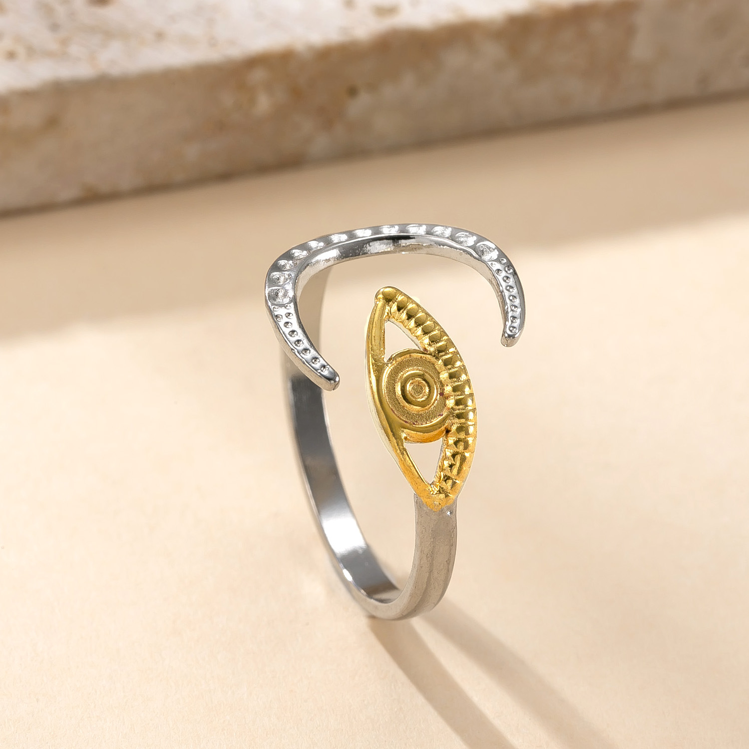 Venta caliente transfronteriza anillo de acero inoxidable diseño de nicho femenino anillo abierto a juego de colores aceite hueco amor fábrica de anillos de acero de titanio