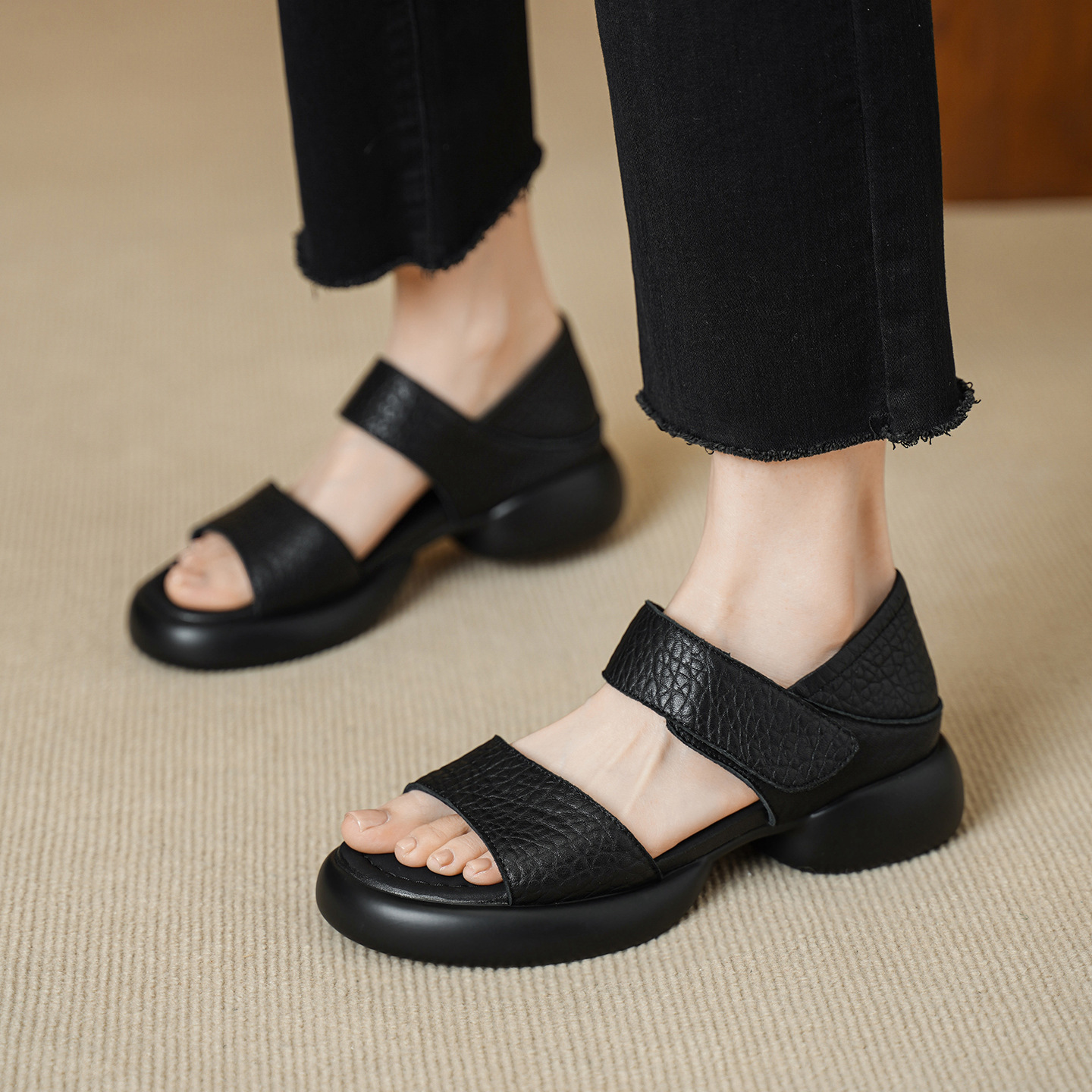 Sandal nữ hở mũi gót vuông 4 cm quai ngang đế dày chất liệu da dê — đen