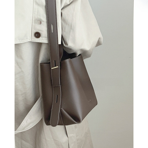 Retro high-quality underarm bag women's new large-capacity bucket bag wide shoulder strap single shoulder crossbody bag