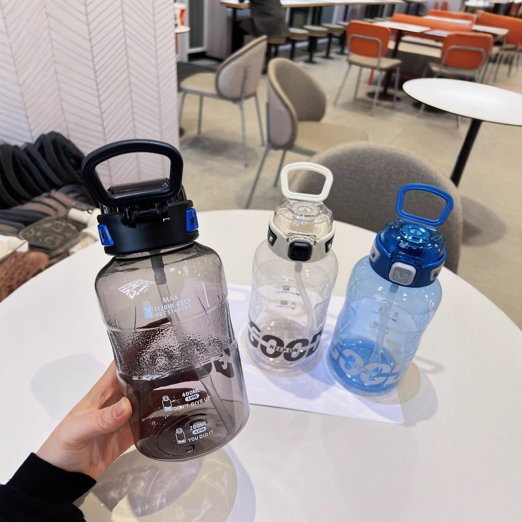 Yitong nuevas tazas de agua para niños y niñas tazas de plástico deportivas 1120ml tazas de paja de gran capacidad para niños y estudiantes