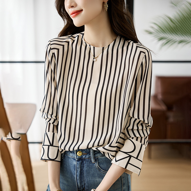French-Style High-End Black and White Striped Elegant Round-Neck Silky Acetate Shirt for Women, Designer New Spring 2023 Top French-Style High-End Black and White Striped Elegant Round-Neck Silky Acetate Shirt for Women, Designer New Spring 2023 Top