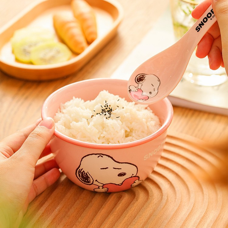 Snoopy cuenco de cerámica doméstico de 4.5 pulgadas cuenco de arroz de alto valor de superficie cuenco de arroz cuenco de sopa cuenco de fideos cuenco de dibujos animados encantadores cubiertos
