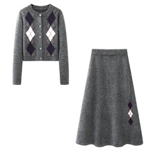 2025冬款女装繁花绒菱格提花圆领针织开衫半身裙套装D0161020002