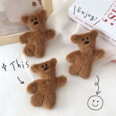 ネットの赤いぬいぐるみのビーンさんのテディベアのブローチは漫画の熊のDIYの包みの服装の携帯電話の携帯電話の部品を飾ります。