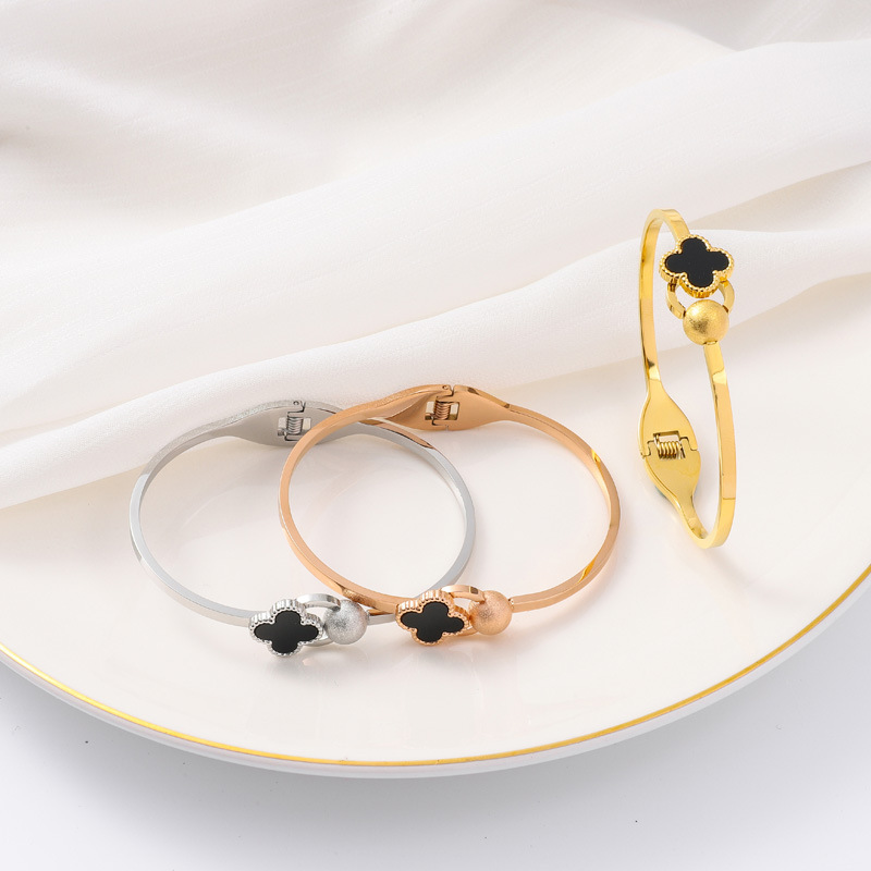 La moda europea y americana de acero de titanio no se desvanece, brazalete de clover simple, temperamento de moda femenino, joyas de brazalete de alta calidad.