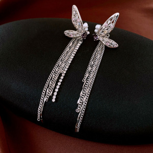 16 orejas con borlas largas de mariposas de perlas de zircon