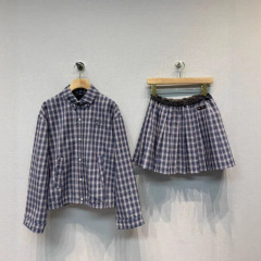 南油の婦人服の25新型の復古の工装の風格の紋章の襟のオーバーの衝突の色の長袖のゆったりしているジャケットの半スカートのスーツ