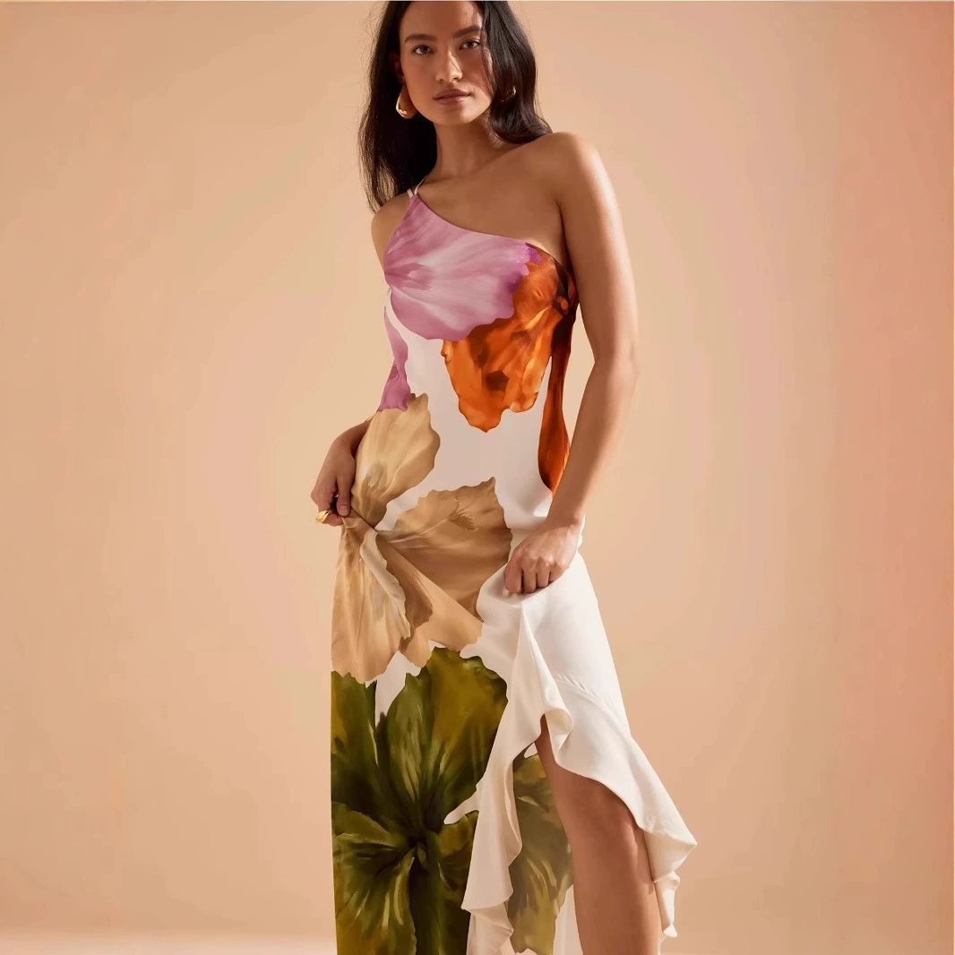 Летнее платье 2025 года в европейском и американском стиле, с косым плечом, крупным цветочным принтом, свободного кроя, для отдыха.