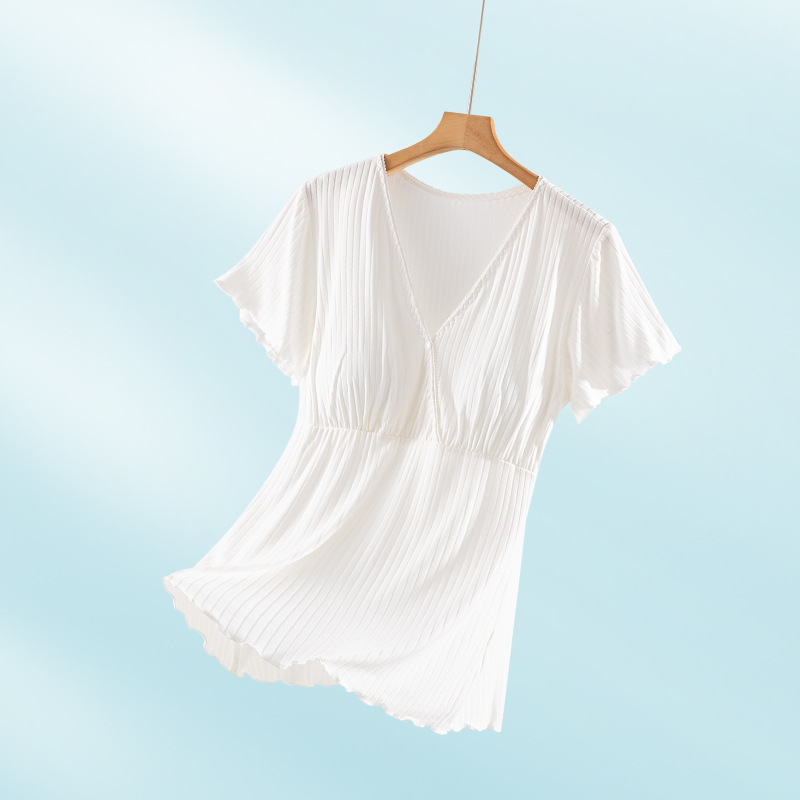 가슴 패드가 있는 흰색