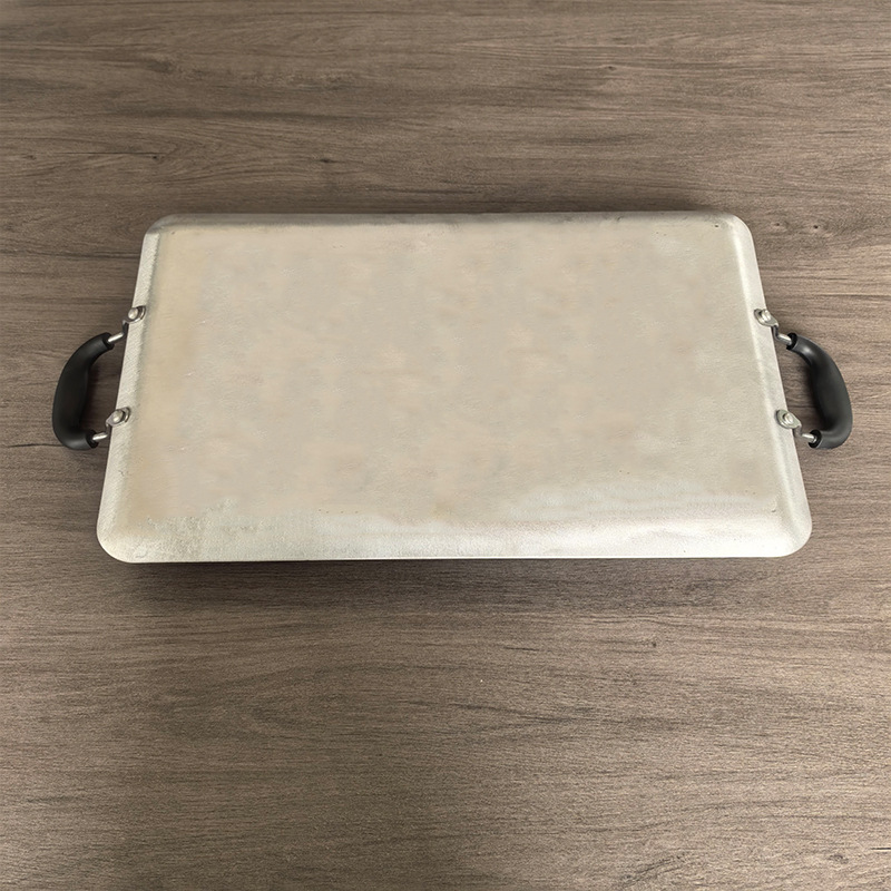 Plancha antiadherente de doble asa para parrilla y cocina al aire libre, apta para gas y llama abierta.